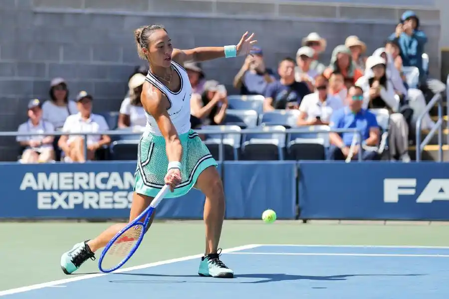 Zheng Qinwen Ends Lutova's 9-Match Winning Streak, Reducing Opponent to Tears